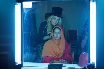 Rock the Kasbah - Kate Hudson 'Merci' e Leem Lubany 'Salima' (seduta) in una foto di scena - Rock the Kasbah