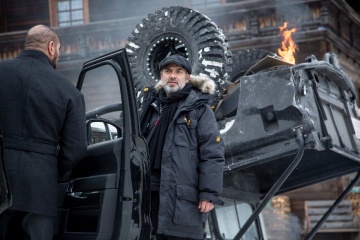 Spectre-007 - (L to R): Dave Bautista 'Mr. Hinx' col regista Sam Mendes sul set - Spectre - 007