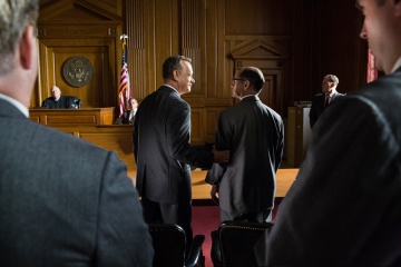 Il ponte delle spie - (L to R): Tom Hanks 'James Donovan' e Mark Rylance 'Rudolf Abel' in una foto di scena - Il ponte delle spie