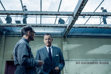 Il ponte delle spie - (L to R): Mark Rylance 'Rudolf Abel' e Tom Hanks 'James Donovan' in una foto di scena - Il ponte delle spie