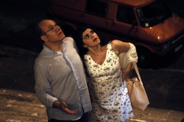 L'abbiamo fatta grossa - Carlo Verdone 'Arturo Merlino' con Anna Kasyan 'Lena' in una foto di scena - L'abbiamo fatta grossa