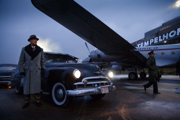 Il ponte delle spie - Tom Hanks 'James Donovan' (a sinistra) in una foto di scena - Il ponte delle spie