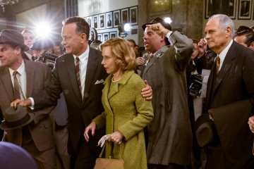 Il ponte delle spie - (L to R): Tom Hanks 'James Donovan', Amy Ryan 'Mary Donovan' ed Alan Alda 'Thomas Watters' (a destra) in una foto di scena - Il ponte delle spie