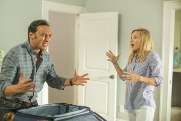 Mother's Day - Aasif Mandvi 'Russell' con Kate Hudson 'Jesse' in una foto di scena - Mother's Day