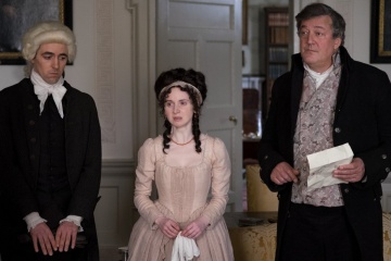 Amore e inganni - (L to R): Jenn Murray 'Lady Lucy Manwaring' con Stephen Fry 'Mr. Johnson' in una foto di scena - Amore e inganni