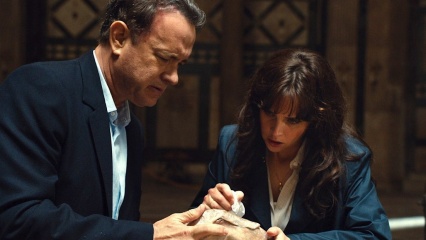 Inferno - Tom Hanks 'Robert Langdon' con Felicity Jones 'Dr. Sienna Brooks' in una foto di scena - Inferno