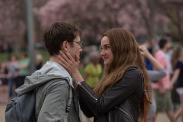 Snowden - Joseph Gordon-Levitt 'Edward Snowden' con Shailene Woodley 'Lindsay Mills' in una foto di scena - Snowden