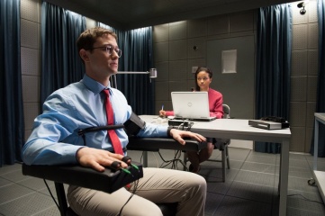 Snowden - Joseph Gordon-Levitt 'Edward Snowden' con Rachel Handshaw 'Amministratore poligrafico CIA' in una foto di scena - Snowden