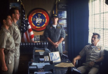 Top Gun - (L to R): Tom Cruise 'Maverick', Anthony Edwards 'Goose', Michael Ironside 'Jester' e Tom Skerritt 'Viper' in una foto di scena - Top Gun