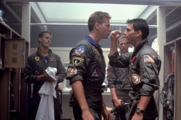 Top Gun - (L to R): Val Kilmer 'Iceman' (al centro), Anthony Edwards 'Goose' e Tom Cruise 'Maverick' in una foto di scena - Top Gun