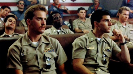 Top Gun - (L to R): Anthony Edwards 'Goose' e Tom Cruise 'Maverick' in una foto di scena - Top Gun