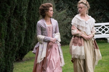 Amore e inganni - (L to R): Kate Beckinsale 'Lady Susan Vernon' e Chloë Sevigny 'Alicia Johnson' in una foto di scena - Amore e inganni