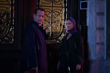 Inferno - Tom Hanks 'Robert Langdon' con Sidse Babett Knudsen 'Dr. Elizabeth Sinskey' in una foto di scena - Inferno