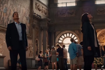 Inferno - Tom Hanks 'Robert Langdon' con Felicity Jones 'Dr. Sienna Brooks' in una foto di scena - Inferno