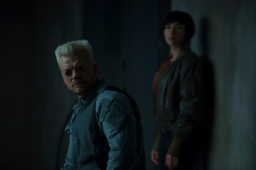 Ghost in the Shell - Pilou Asbæk 'Batou' con Scarlett Johansson 'Maggiore' in una foto di scena - Ghost in the Shell