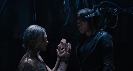 Ghost in the Shell - Michael Pitt 'Kuze' con Scarlett Johansson 'Maggiore' in una foto di scena - Ghost in the Shell