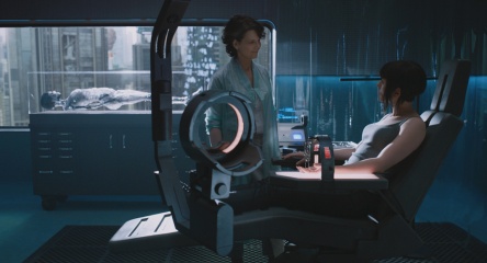 Ghost in the Shell - (L to R): Juliette Binoche 'Dr. Ouelet' e Scarlett Johansson 'Maggiore' in una foto di scena - Ghost in the Shell