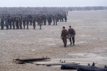 Dunkirk - (L to R): Fionn Whitehead 'Tommy' e Aneurin Barnard 'Gibson' in una foto di scena - Photo Credit: Melinda Sue Gordon.
Copyright: © 2017 WARNER BROS. ENTERTAINMENT INC. ALL RIGHTS RESERVED. - Dunkirk