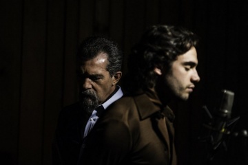 La musica del silenzio - (L to R): Antonio Banderas 'Maestro di musica' e Toby Sebastian 'Amos Bardi' in una foto di scena - La musica del silenzio