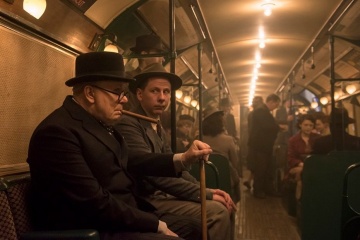 L'ora più buia - Gary Oldman 'Winston Churchill' (a sinistra) in una foto di scena - L'ora più buia