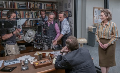 The Post - (L to R): il regista Steven Spielberg (al centro), Tom Hanks 'Ben Bradlee' e Meryl Streep 'Katharine Graham' sul set - The Post