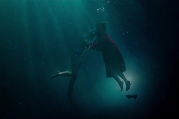La forma dell'acqua - Doug Jones 'La creatura' con Sally Hawkins 'Elisa' in una foto di scena - La forma dell'acqua