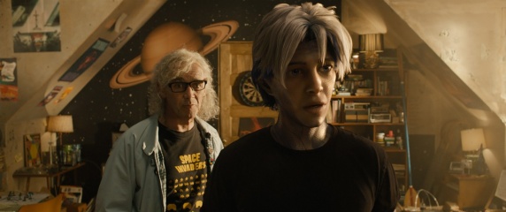 Ready Player One - (L to R): Mark Rylance 'James Donovan Halliday' e Tye Sheridan 'Parzival' in una foto di scena - Photo Credit: Courtesy of Warner Bros. Pictures.
Copyright: © 2018 WARNER BROS. ENTERTAINMENT INC., VILLAGE ROADSHOW FILMS NORTH AMERICA INC. AND RATPAC-DUNE ENTERTAINMENT LLC - U.S., CANADA, BAHAMAS & BERMUDA - Ready Player One