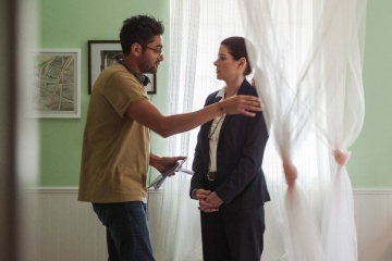Searching - Il regista Aneesh Chaganty con Debra Messing 'Detective Vick' sul set - Searching