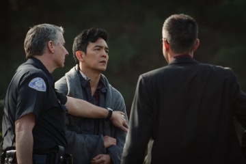 Searching - John Cho 'David Kim' (al centro) in una foto di scena - Searching