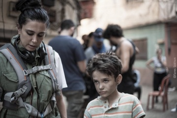Cafarnao-Caos e miracoli - La regista e interprete Nadine Labaki 'Nadine' col piccolo Zain Al Rafeea 'Zain' sul set - Cafarnao - Caos e miracoli