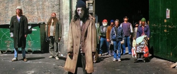 Il signore del male - Alice Cooper 'Mendicante posseduto' (al centro) in una foto di scena - Il signore del male