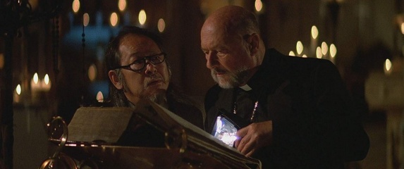 Il signore del male - (L to R): Victor Wong 'Prof. Howard Birack' e Donald Pleasence 'Padre Loomis' in una foto di scena - Il signore del male