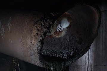 It - Bill Skarsgård 'Pennywise' in una foto di scena - Photo Credit: Brooke Palmer.
Copyright: © 2017 WARNER BROS. ENTERTAINMENT INC. AND RATPAC-DUNE ENTERTAINMENT LLC.  ALL RIGHTS RESERVED. - It  