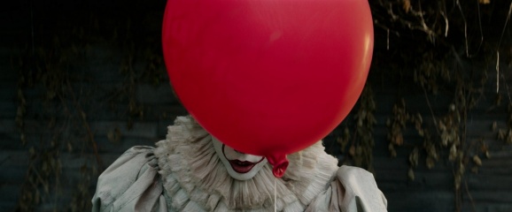 It - Bill Skarsgård 'Pennywise' in una foto di scena - Photo Credit: Courtesy of Warner Bros. Pictures.
Copyright: © 2017 WARNER BROS. ENTERTAINMENT INC. AND RATPAC-DUNE ENTERTAINMENT LLC.  ALL RIGHTS RESERVED. - It  