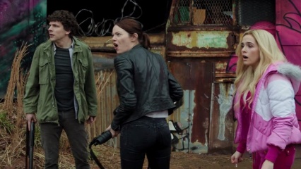 Zombieland-Doppio colpo - (L to R): Jesse Eisenberg 'Columbus', Emma Stone 'Wichita' e Zoey Deutch 'Madison' in una foto di scena - Zombieland - Doppio colpo