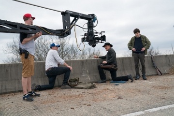 Zombieland-Doppio colpo - (L to R): il regista Ruben Fleischer (in ginocchio) con Woody Harrelson 'Tallahassee' e Jesse Eisenberg 'Columbus' sul set - Zombieland - Doppio colpo