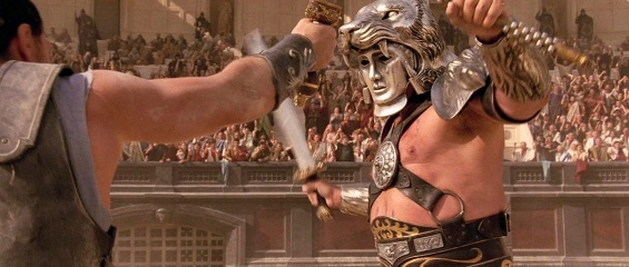 Il gladiatore - (L to R): Russell Crowe 'Massimo Decimo Meridio' e Sven-Ole Thorsen 'Tigre' in una foto di scena - Il gladiatore