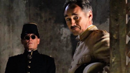 Aspettando i barbari - (L to R): Johnny Depp 'Colonnello Joll' e Mark Rylance 'Magistrato' in una foto di scena - Aspettando i barbari