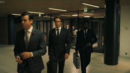 Tenet - (L to R): Robert Pattinson 'Neil' (al centro) e John David Washington 'Il Protagonista' in una foto di scena - Tenet
