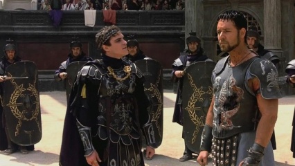 Il gladiatore - (L to R): Joaquin Phoenix 'Commodo' e Russell Crowe 'Massimo Decimo Meridio' in una foto di scena - Il gladiatore