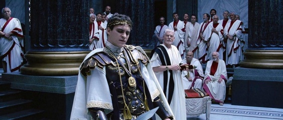 Il gladiatore - Joaquin Phoenix 'Commodo' e Derek Jacobi 'Senatore Gracco' (dietro) in una foto di scena - Il gladiatore