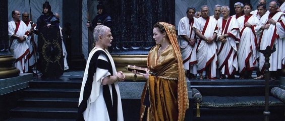 Il gladiatore - Derek Jacobi 'Senatore Gracco' con Connie Nielsen 'Augusta Lucilla' in una foto di scena - Il gladiatore