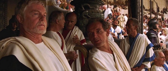 Il gladiatore - (L to R): Derek Jacobi 'Senatore Gracco' e David Schofield 'Senatore Falco' in una foto di scena - Il gladiatore