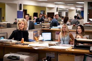 Bombshell - (L to R): Nicole Kidman 'Gretchen Carlson', Margot Robbie 'Kayla Pospisil' e D'Arcy Carden 'Rebekah' in una foto di scena - Bombshell - La voce dello scandalo