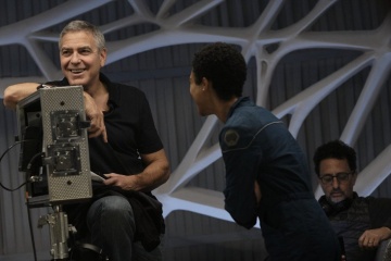 The Midnight Sky - Il regista e interprete George Clooney 'Augustine' con Tiffany Boone 'Maya' sul set - The Midnight Sky