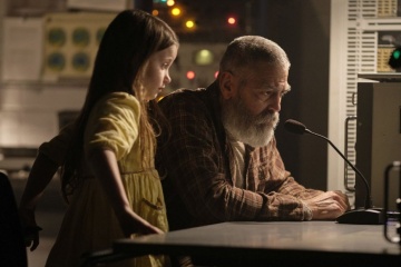 The Midnight Sky - George Clooney 'Augustine' con la piccola Caoilinn Springall 'Iris' in una foto di scena - The Midnight Sky