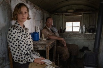 La nave sepolta - Carey Mulligan 'Edith Pretty' con Ralph Fiennes 'Basil Brown' in una foto di scena - La nave sepolta