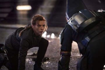 Black Widow - Scarlett Johansson 'Natasha Romanoff' con 'Taskmaster' in una foto di scena - Black Widow
