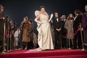 Crudelia - Emma Thompson 'Baronessa von Hellman' con Andrew Leung 'Jeffrey' (a destra) in una foto di scena - Crudelia