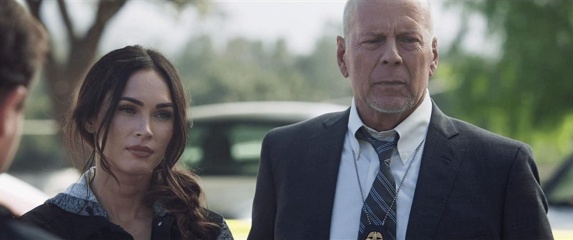 Midnight in the Switchgrass - Megan Fox 'Rebecca Lombardi' con Bruce Willis 'Karl Helter' in una foto di scena - Midnight in the Switchgrass